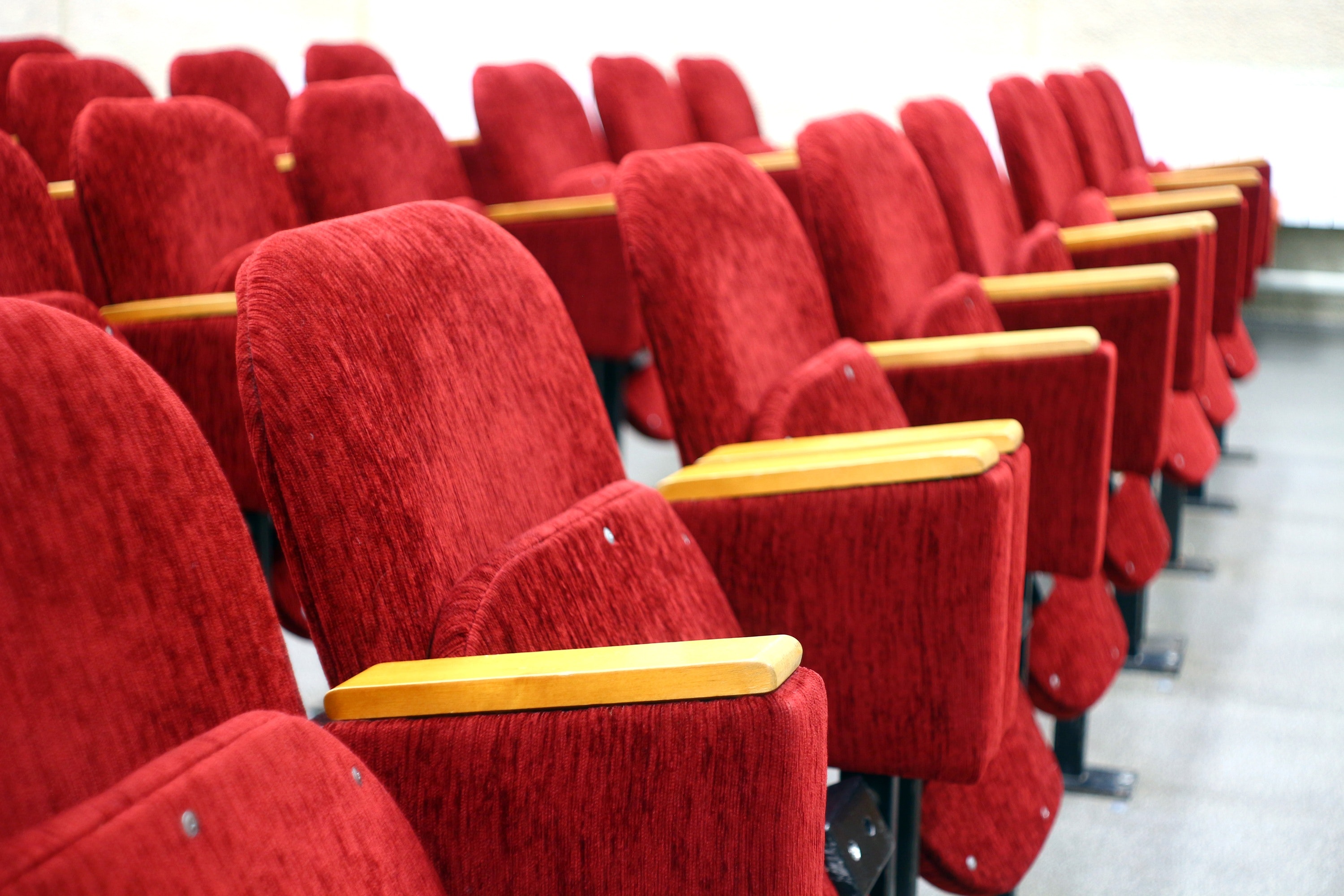 Unbesetzte Stühle im Kinosaal