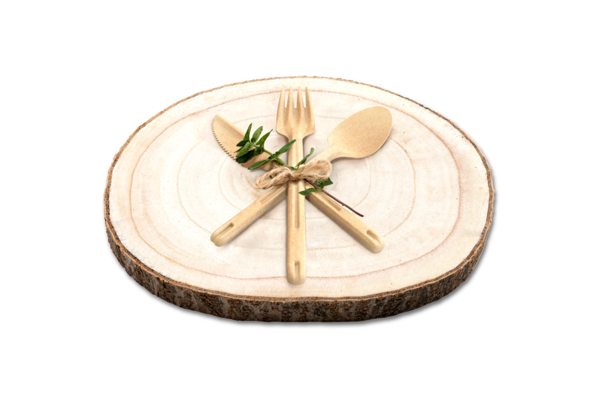 Ein Geschirrset bestehend aus einem Teller, Messer, Löffel und Gabel aus Holz