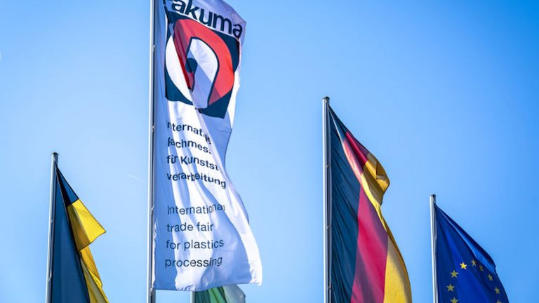 Wehende Fahnen mit Fakuma-Logo