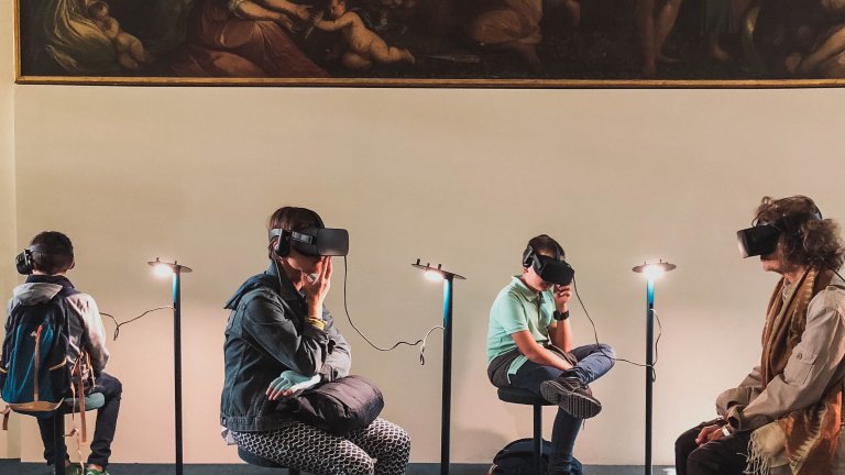 Menschengruppe mit VR-Brillen vor einem Gemälde