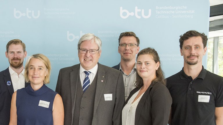 Gruppenfoto mit Brandenburgs Wirtschaftsminister Prof. Dr. Jörg Steinbach