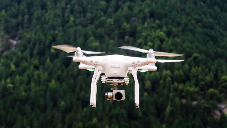 Drohne über Waldgebiet