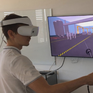 Person mit VR-Brille vor Desktop