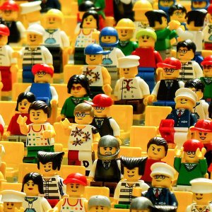 Legofiguren wie auf Zuschauertribühne