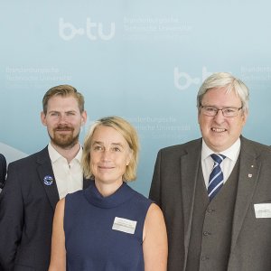 Gruppenfoto mit Brandenburgs Wirtschaftsminister Prof. Dr. Jörg Steinbach