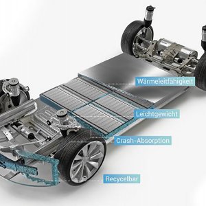 Bodenplatte aus Aluminiumschaumsandwiches im Fahrzeugunterbau mit eingesetzten Batteriezellen